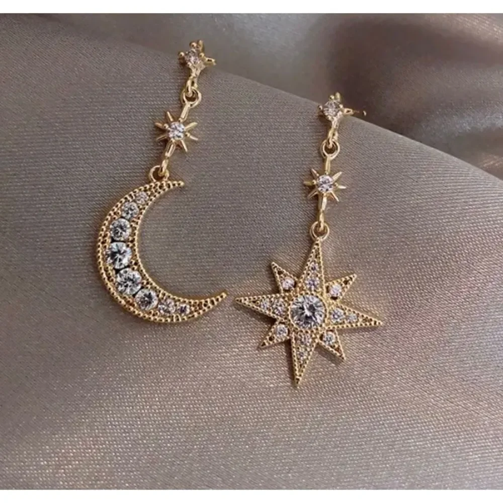 ⭐️ Betsey Johnson celestial moon & star crystal dangle earrings ⭐️